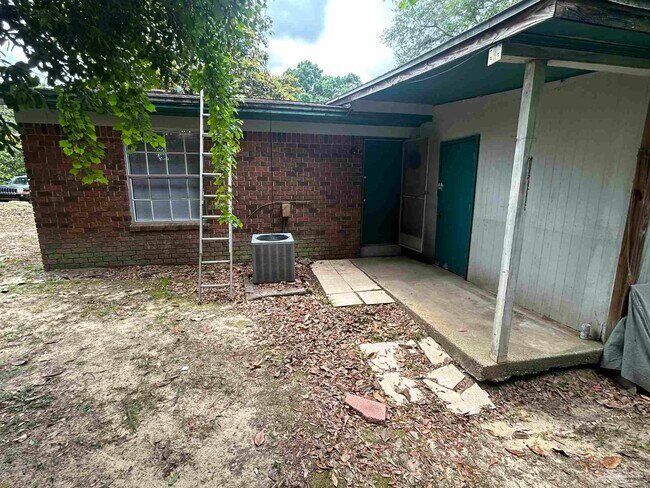 Building Photo - 1330 Lake Dr