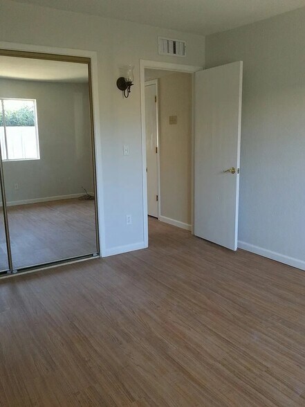 Back bdr. clo. and door to hall - 3646 E Blacklidge Dr