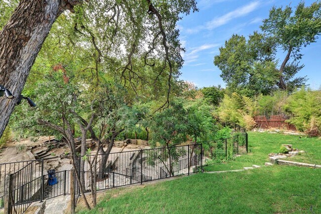 Building Photo - 9 bed 4 bath, available 2026!!