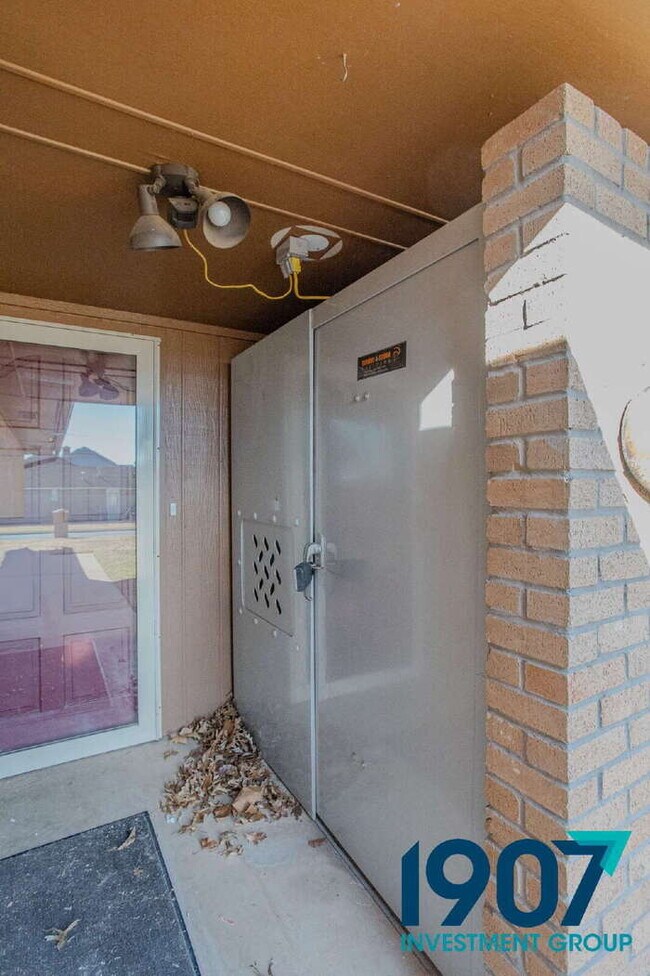 Building Photo - SPECIAL OFFER! Move In Now & Get 50% Off Your First & Second Month's Rent!  Spacious 5-Bedroom Ho...