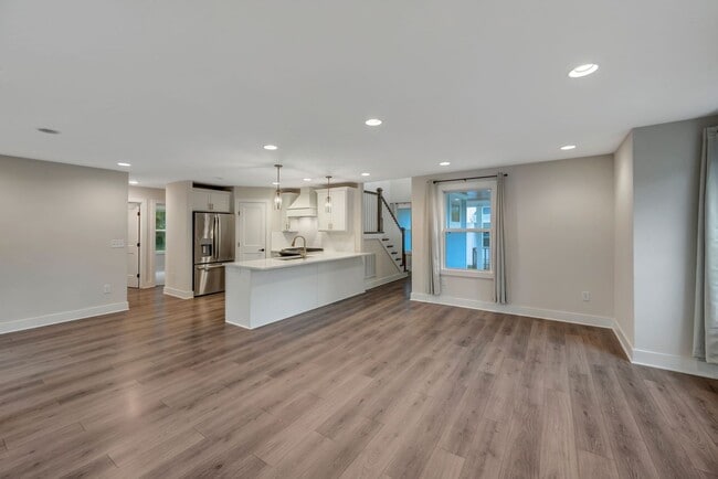 Building Photo - Modern 4 Bedroom/ 3 Bath Home in East Nash...