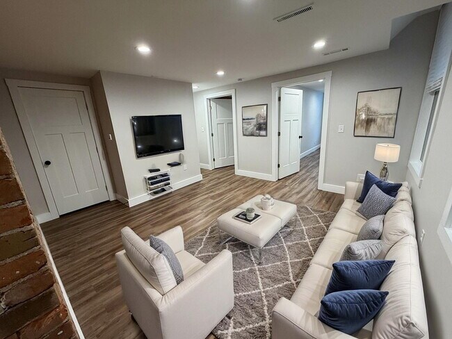 Building Photo - 2153 Loth St