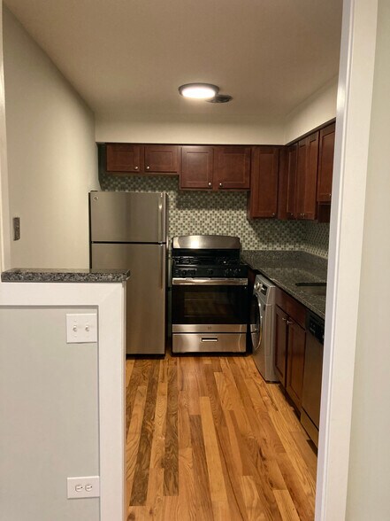 Building Photo - 696 Elm Pl