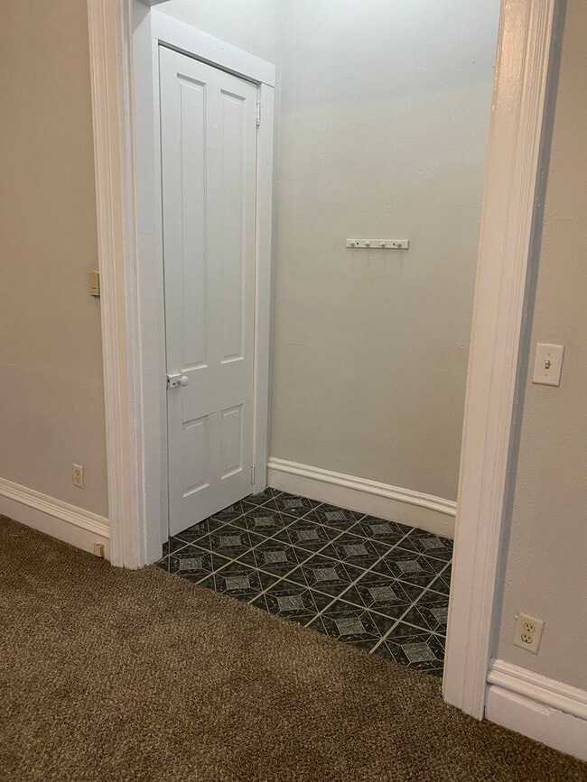 Building Photo - 212 Tinkler St