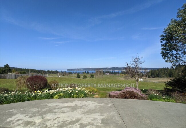Building Photo - 3 bed 3 bath on 4.8 acres w/ beautiful water view