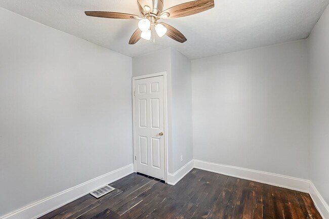Building Photo - Four Bedroom Available in Dayton!