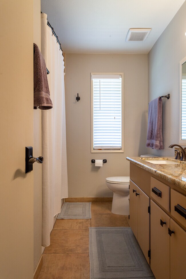 Guest Bath - 2040 W Cambridge Ave