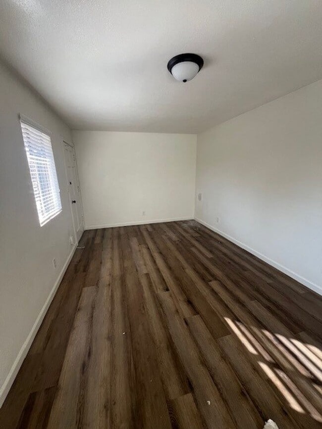 Building Photo - 611 S Garden St