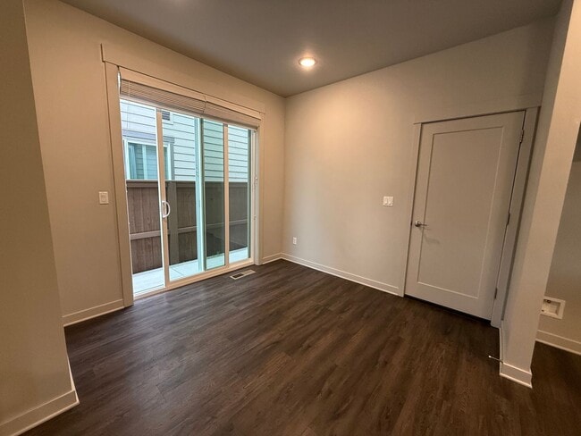 Building Photo - Beautiful 3 Bed/2.5 Bath Townhome - NE Bend