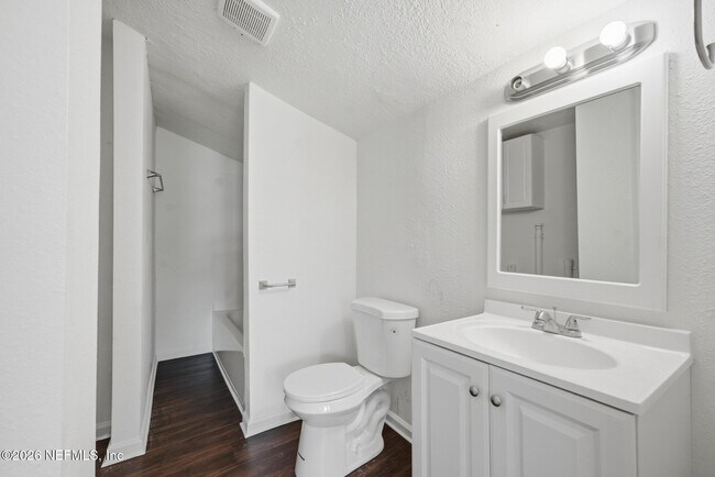 Building Photo - 557 E 60th St