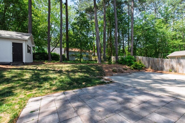 Building Photo - Charming Brick Ranch-Style Cul-de-Sac Home in Garner!