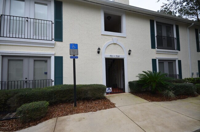 Building Photo - 13715 Richmond Park Dr N