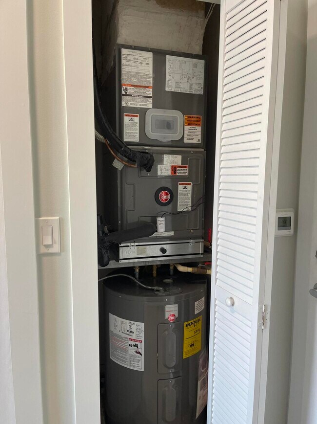 Building Photo - 616 Clearwater Park Rd