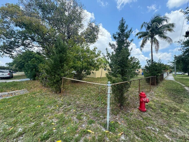 Building Photo - 3-2 House with a Pool