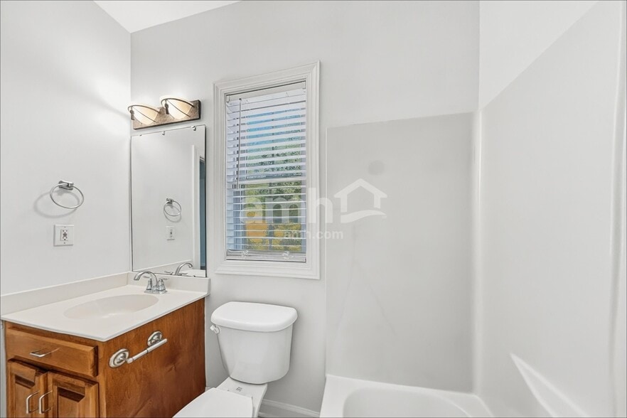Building Photo - 4030 Belle Meade Cir