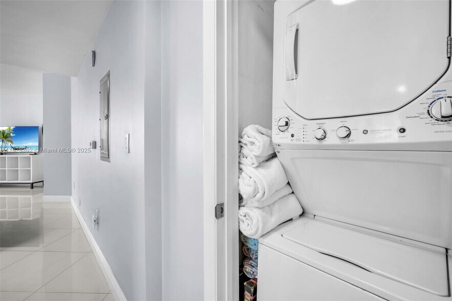 Laundry - 1900 N Bayshore Dr