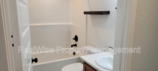 Building Photo - 1775 Daffodil Ln