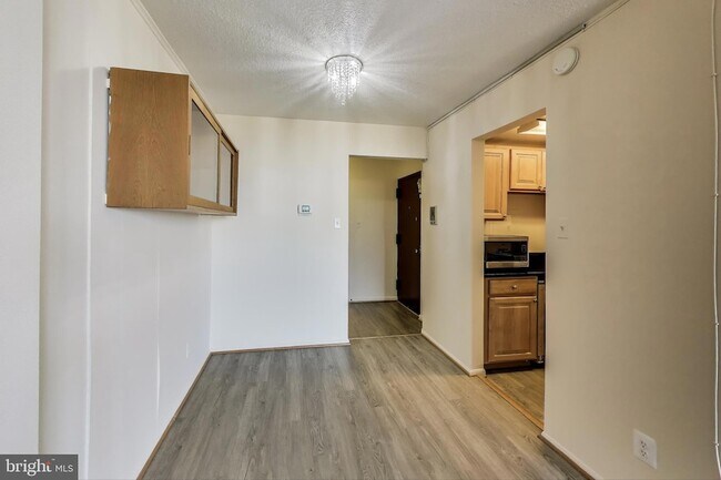 Building Photo - 4 Monroe St