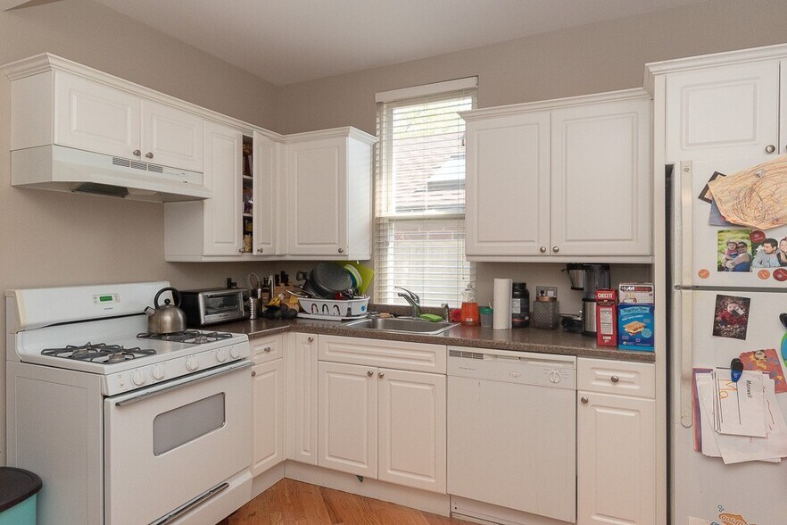 Building Photo - 3144 Oakley N Ave