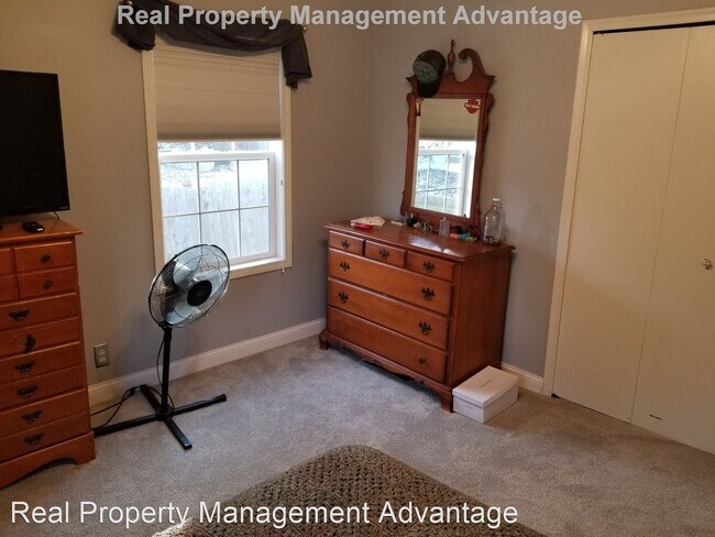 Building Photo - 3 br, 1 bath House - 21845 Novi Rd.