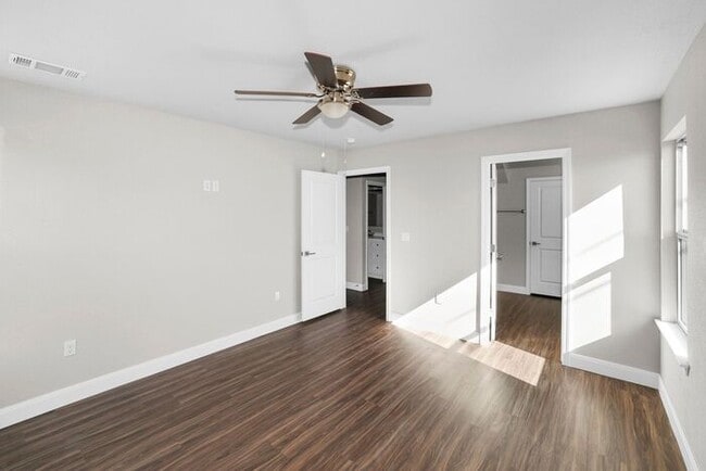 Building Photo - 7628 Woodford Ave