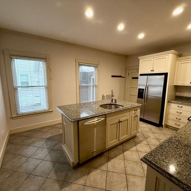 Building Photo - Luxury 2BR/2BA on Eastern Prom – Walk to Waterfront