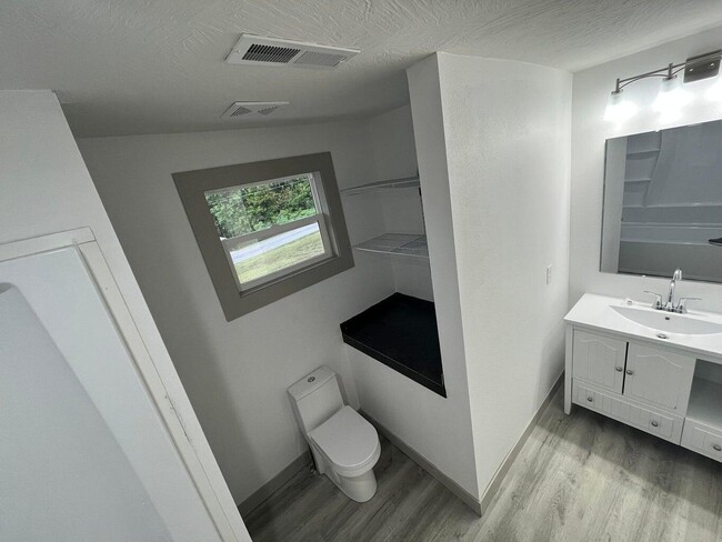 Building Photo - 424 N Clay St