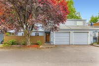 Building Photo - Beautifully Updated 2 Bedroom, 1.5 Bathroo...