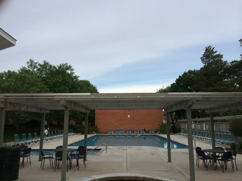 outdoor pool - 829 Old Settlers Trl