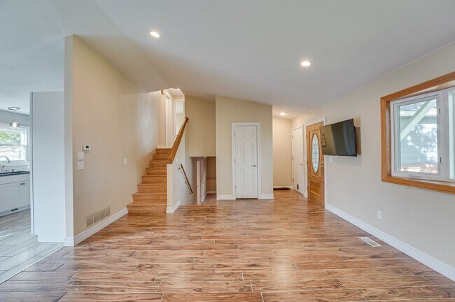Building Photo - Cute 3 Bedroom 2 Bathroom Home
