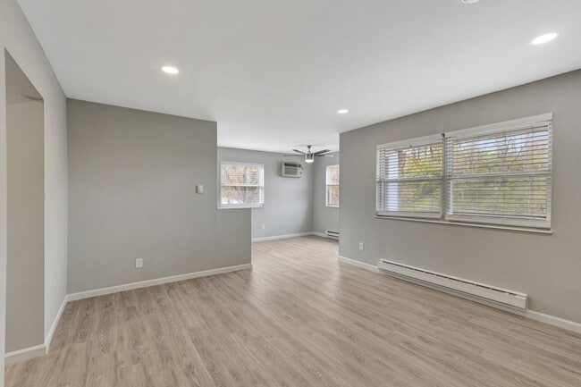 Building Photo - Washington Court Apartments- Newly Renovated