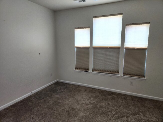 Building Photo - 2041 Leeds Ln