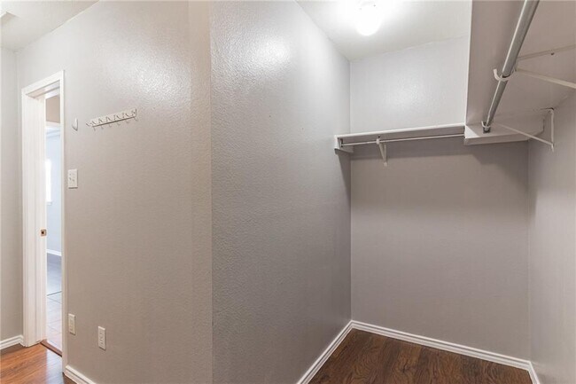 Building Photo - 1908 Candlelight Dr