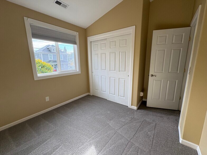 Building Photo - 321 N Mason St