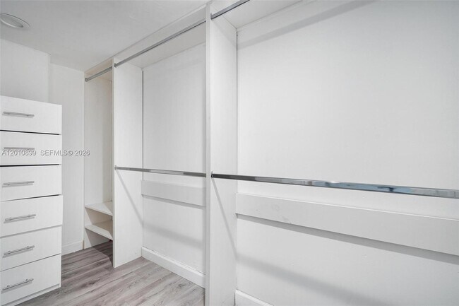 Building Photo - 825 Brickell Bay Dr