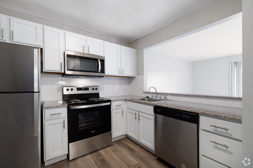 1BR, 1BA - 650SF - Kitchen - Maple Grove Apartments