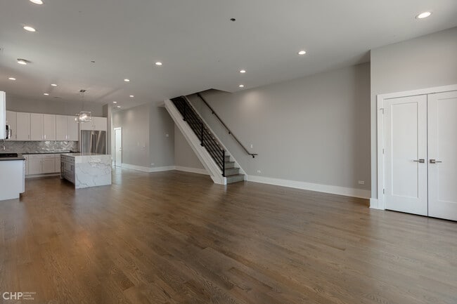 Building Photo - 562 W 18th St