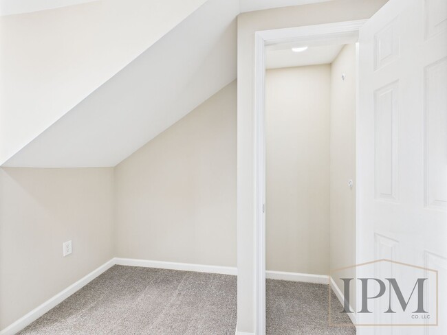 Building Photo - Available Now - Charming 3 Bedroom, 2 Bath...