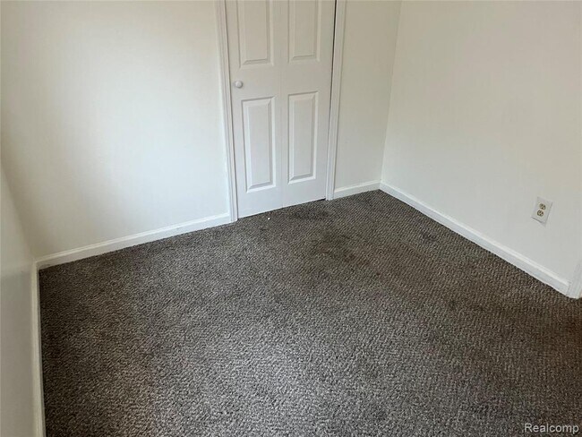 Building Photo - 5868 N Linville St