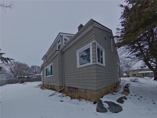 Building Photo - 803 Willard St W