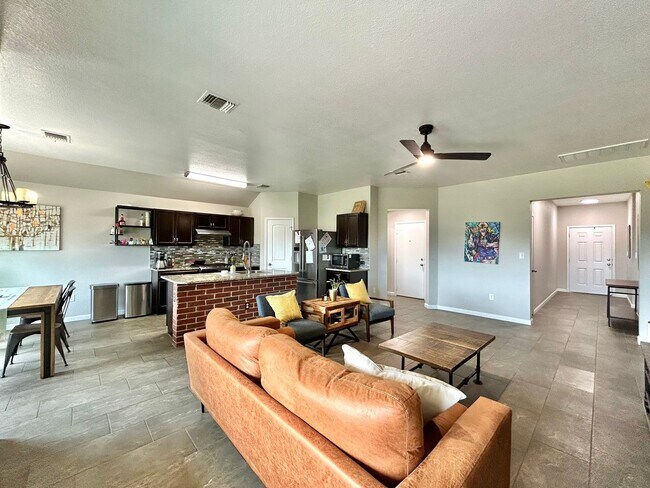 Building Photo - Stunning 3/BR 2/BA Home with Spacious Back...