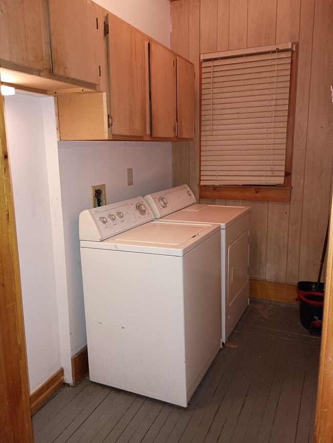 Building Photo - 105 L St