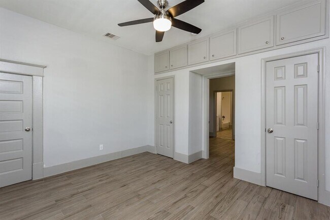 Building Photo - 215 N Milby St