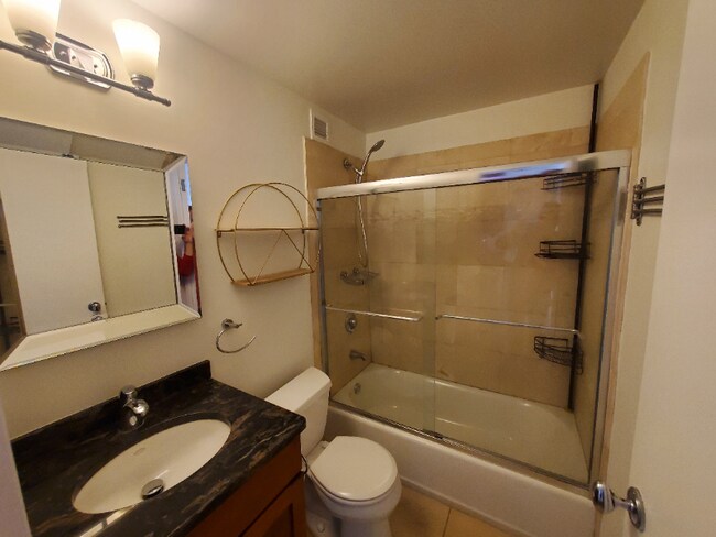 Building Photo - 4343 N Clarendon Ave