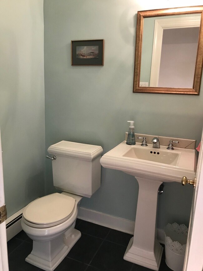 Building Photo - Renovated Colonial in Bon Air