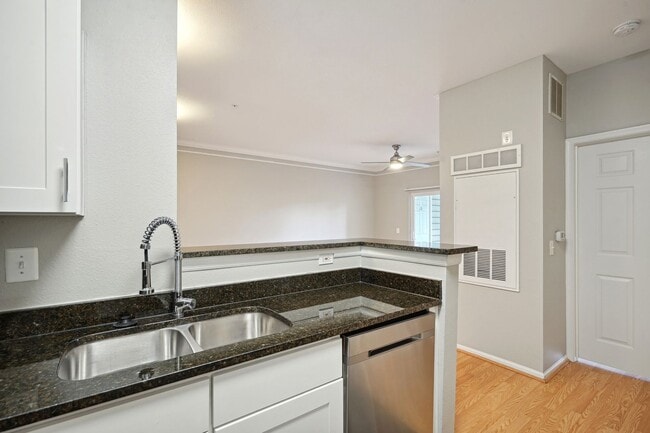 Building Photo - Updated 1br in control access building in Gates of Mclean.