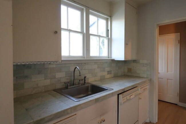 Building Photo - Beautiful Carriage District Rental