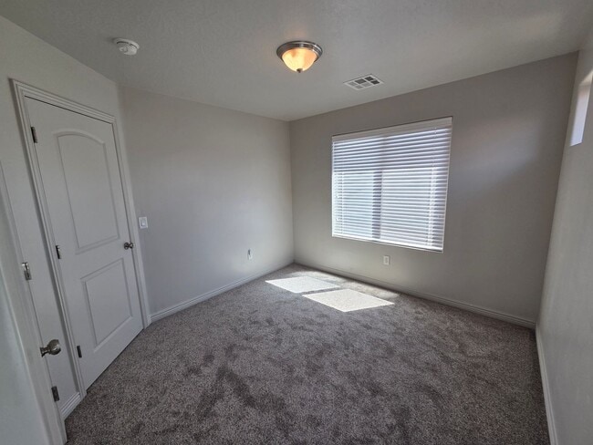 Building Photo - Spacious 4 Bedroom Home!