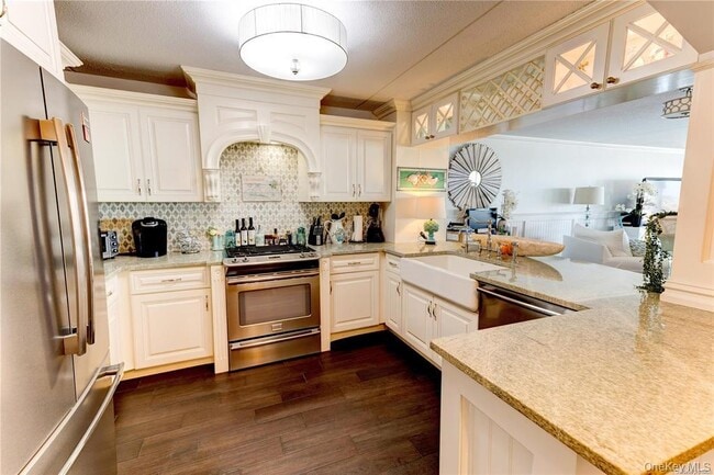 Building Photo - 170 W Broadway