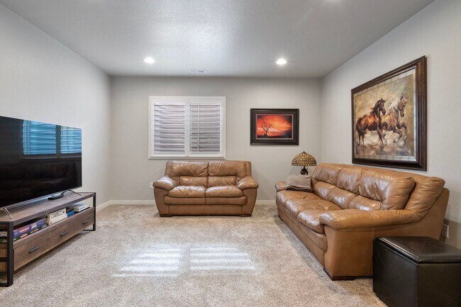 Building Photo - Gorgeous 5 Bed 3 Bath Home in North Loveland!